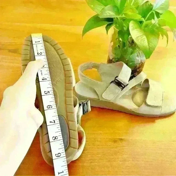 BeautiFeel Genuine Leather Sandals Cream Flats Open Toe,  Size US 6.5 - Picture 9 of 10